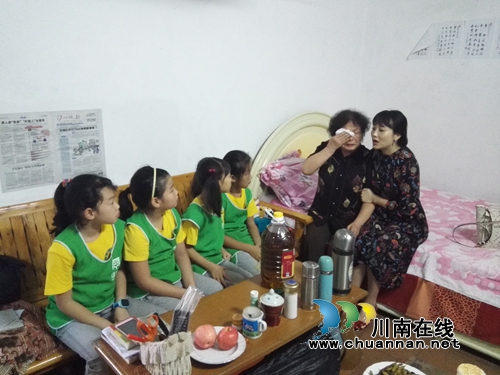 大山坪街道麻柳湾社区开展慰问困难母亲关爱活动(图3)