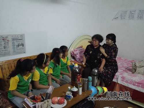 大山坪街道麻柳湾社区开展慰问困难母亲关爱活动(图2)
