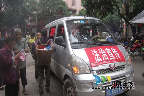 合江榕山开展“法治宣传车进村入户”活动(图1)