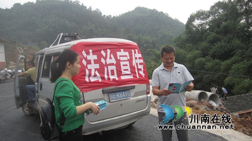 合江榕山开展“法治宣传车进村入户”活动(图2)