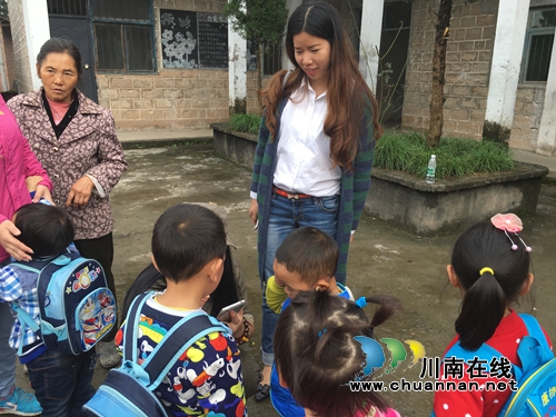 情暖山村：50套爱心桌椅送进合江石龙青禾村小(图1)