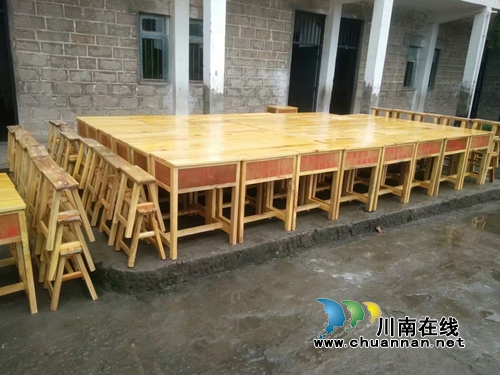 情暖山村：50套爱心桌椅送进合江石龙青禾村小(图2)
