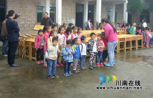 情暖山村：50套爱心桌椅送进合江石龙青禾村小(图3)