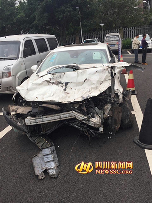 泸州裸体小伙凌晨抢车飞驰撞车 肇事者被刑拘(图1) 泸州裸体小伙凌晨抢车飞驰撞车 肇事者被刑拘(图1)