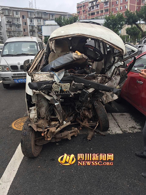 泸州裸体小伙凌晨抢车飞驰撞车 肇事者被刑拘(图2) 泸州裸体小伙凌晨抢车飞驰撞车 肇事者被刑拘(图2)
