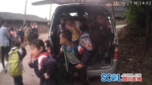 自贡7座面包车疯狂塞进28人 密密麻麻全是人!(图1) 自贡7座面包车疯狂塞进28人 密密麻麻全是人!(图1)