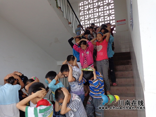 纳溪鼓楼山小学：地震逃生演练助力学生平安成长(图1)