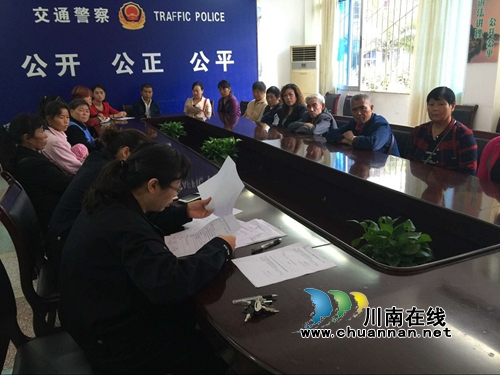 宜宾县公安交管大队组织占道停车收费员召开会议(图2) 宜宾县公安交管大队组织占道停车收费员召开会议(图2)