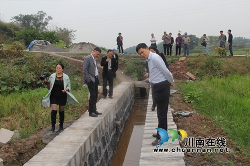 张国华到云龙镇督查朱梅滩水库灌区渠道配套与节水工程建设(图1)