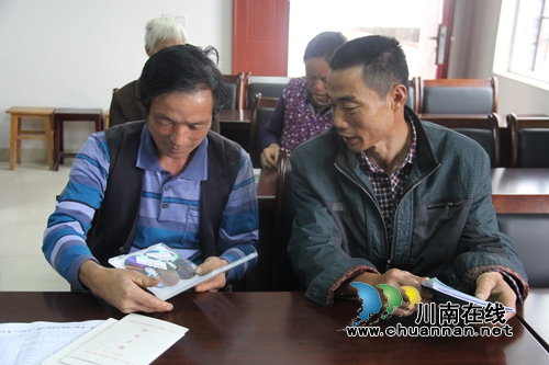 泸县云龙镇为精准扶贫对象发放生产物资(图2) 泸县云龙镇为精准扶贫对象发放生产物资(图2)