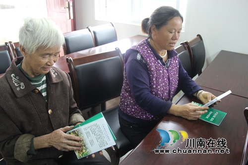 泸县云龙镇为精准扶贫对象发放生产物资(图1) 泸县云龙镇为精准扶贫对象发放生产物资(图1)