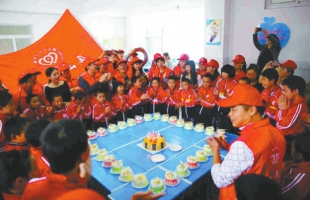 宜宾30多名“屏山义工”为特校孩子“过生日”(图1) 宜宾30多名“屏山义工”为特校孩子“过生日”(图1)