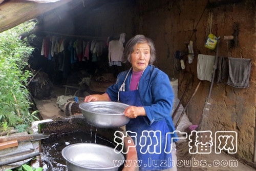 插秧打谷样样会&nbsp;叙永六旬老太撑起一个家(图2)