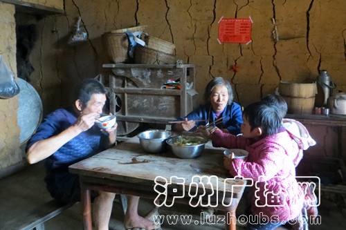 插秧打谷样样会&nbsp;叙永六旬老太撑起一个家(图1)