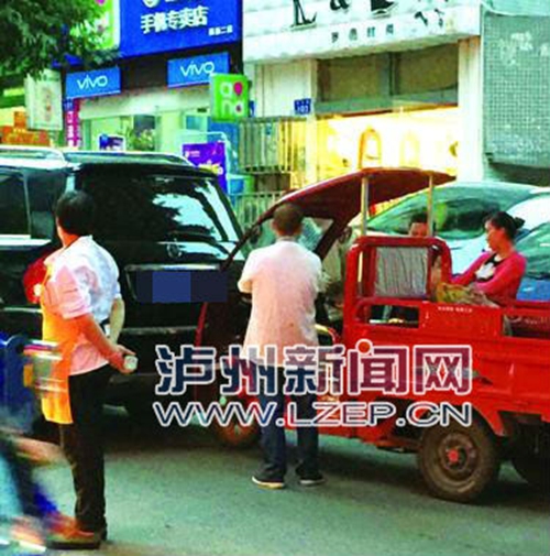 泸州:三轮车追尾奔驰 一“吻”赔了7000元(图1) 泸州:三轮车追尾奔驰 一“吻”赔了7000元(图1)