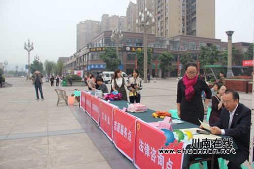 合江县司法局组织参加创建“食品安全城市”活动(图2) 合江县司法局组织参加创建“食品安全城市”活动(图2)