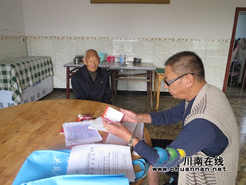 泸县立石镇机关第三支部为高龄党员补党课(图1)