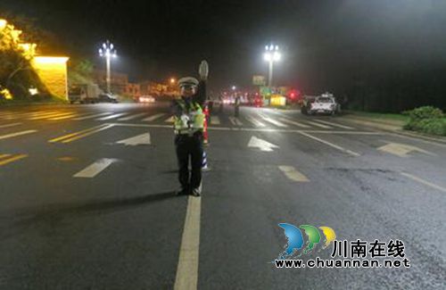 泸州交警：邀请记者随警参战开展夜查酒驾统一行动(图1)