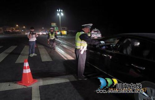 泸州交警：邀请记者随警参战开展夜查酒驾统一行动(图2)