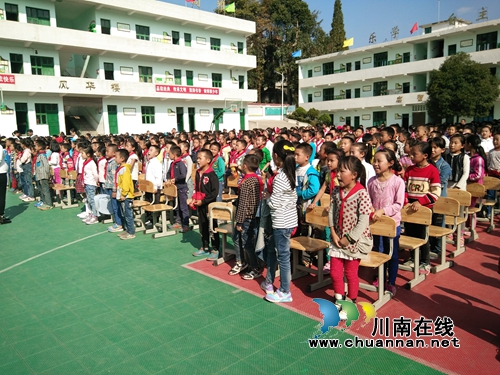 古蔺观文小学“悦读节”:千人诵读《弟子规》(图6) 古蔺观文小学“悦读节”:千人诵读《弟子规》(图6)