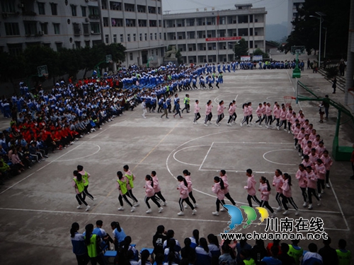 叙永马岭中学：欢乐阳光大课间&nbsp;全校师生总动员(图3)