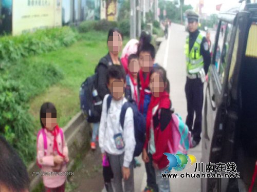 泸县交警整治农村小型面包车超员行为(图1)