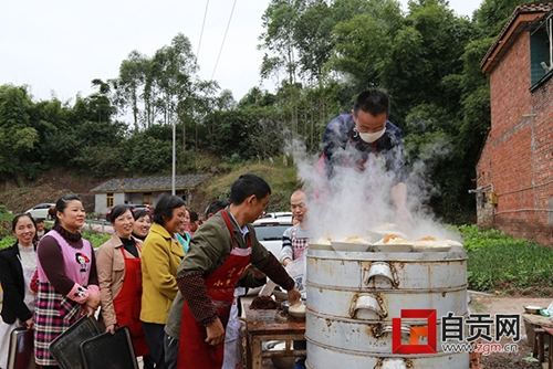 五世同堂百岁大寿 自贡全村人给老人过生(图2) 五世同堂百岁大寿 自贡全村人给老人过生(图2)