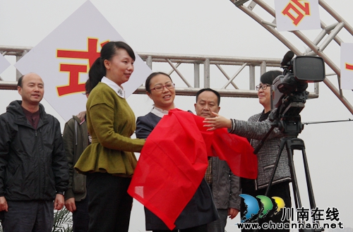 泸州拍泸县农民演艺纪录片 冲“五个一”工程奖(图1) 泸州拍泸县农民演艺纪录片 冲“五个一”工程奖(图1)