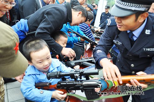 纳溪:公安装备进广场 市民零距离体验武器(图1) 纳溪:公安装备进广场 市民零距离体验武器(图1)