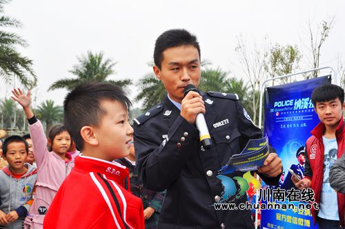 纳溪:公安装备进广场 市民零距离体验武器(图3) 纳溪:公安装备进广场 市民零距离体验武器(图3)