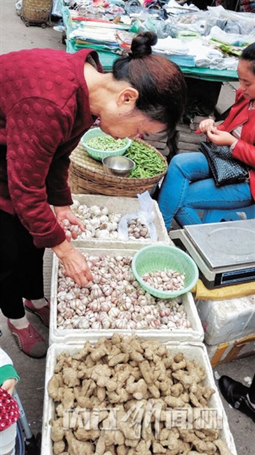内江大蒜直逼猪肉价&nbsp;市民无奈“算了吧”(图1)