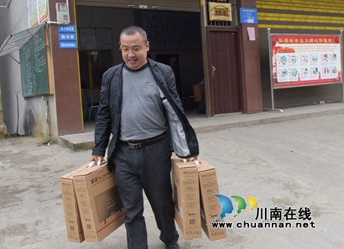 叙永县教育局:心系贫困家庭 爱心电视送上门(图1) 叙永县教育局:心系贫困家庭 爱心电视送上门(图1)