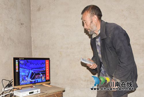 叙永县教育局:心系贫困家庭 爱心电视送上门(图4) 叙永县教育局:心系贫困家庭 爱心电视送上门(图4)