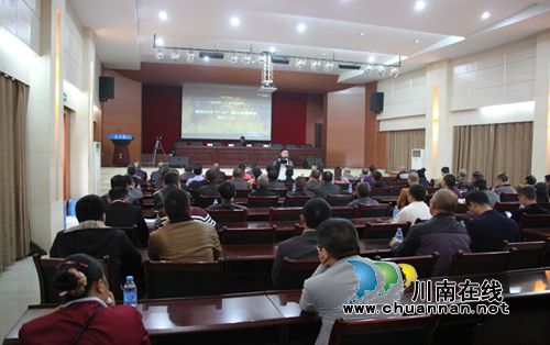 泸州华阳街道举行驾驶员安全培训(图2) 泸州华阳街道举行驾驶员安全培训(图2)