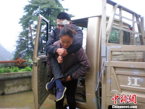 泸州叙永最美媳妇 十年如一日照顾瘫痪丈夫(图1) 泸州叙永最美媳妇 十年如一日照顾瘫痪丈夫(图1)
