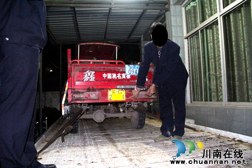 合江交警8小时破获一起交通肇事逃逸案件(图2) 合江交警8小时破获一起交通肇事逃逸案件(图2)