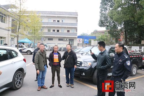 自贡男看车展“捡”到宝马 开回家被警方抓捕(图2) 自贡男看车展“捡”到宝马 开回家被警方抓捕(图2)