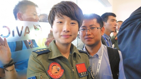 2016珠海航展 川妹子陶佳莉驾歼-10完美亮相(图1) 2016珠海航展 川妹子陶佳莉驾歼-10完美亮相(图1)