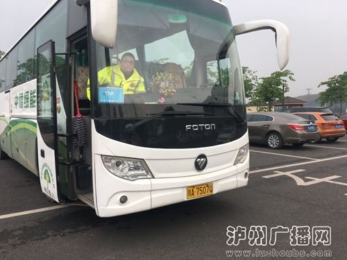 途经张坝桂圆林 3台外地非法旅游大客车被扣(图1) 途经张坝桂圆林 3台外地非法旅游大客车被扣(图1)