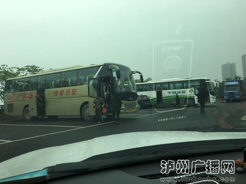 途经张坝桂圆林 3台外地非法旅游大客车被扣(图2) 途经张坝桂圆林 3台外地非法旅游大客车被扣(图2)