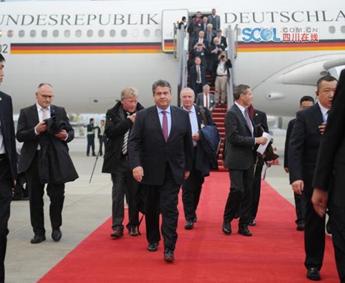 德国副总理下飞机直奔成都会展中心&nbsp;为了啥？(图1)