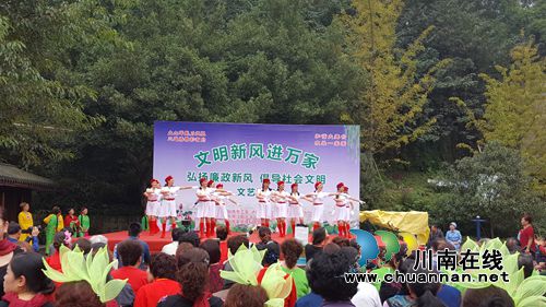 泸州工会举办“弘扬廉政新风”主题文艺汇演(图2)