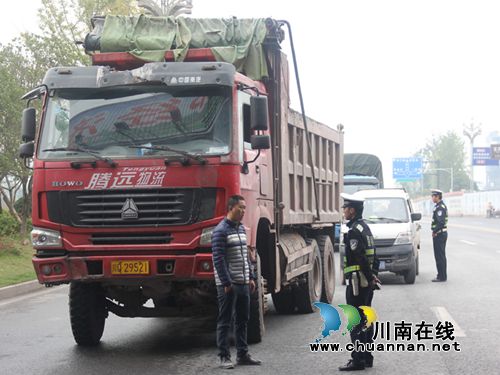 宜宾县交管大队扎实开展“压事故、保安全、保畅通、保稳定”专项行动(图1) 宜宾县交管大队扎实开展“压事故、保安全、保畅通、保稳定”专项行动(图1)