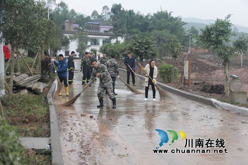 泸县石桥镇开展易地扶贫安置点卫生志愿活动(图1)