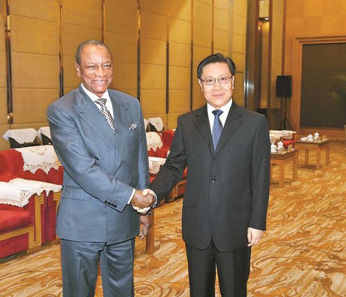 王东明会见几内亚总统孔戴(图1)