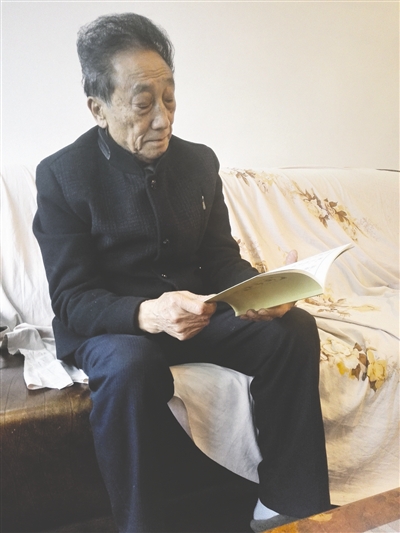 泸州八旬退休教师十年助学30万&nbsp;80岁还在打工(图1)