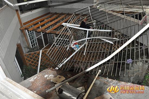 宜宾居民使用天然气不当爆燃致两人伤&nbsp;门窗炸飞(图3)