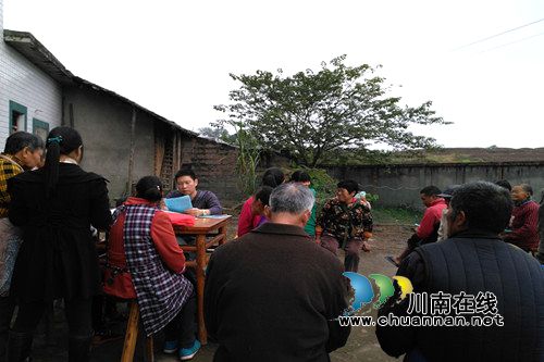 合江县大桥司法所结合选举工作开展坝坝普法(图1)