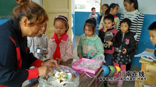 纳溪棉花坡：留守儿童教室过上快乐生日(图1)