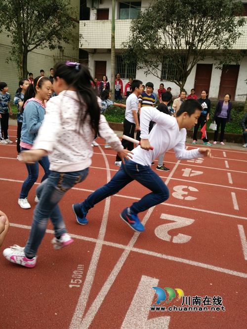 合江九支中学举行第35届田径运动会(图2) 合江九支中学举行第35届田径运动会(图2)